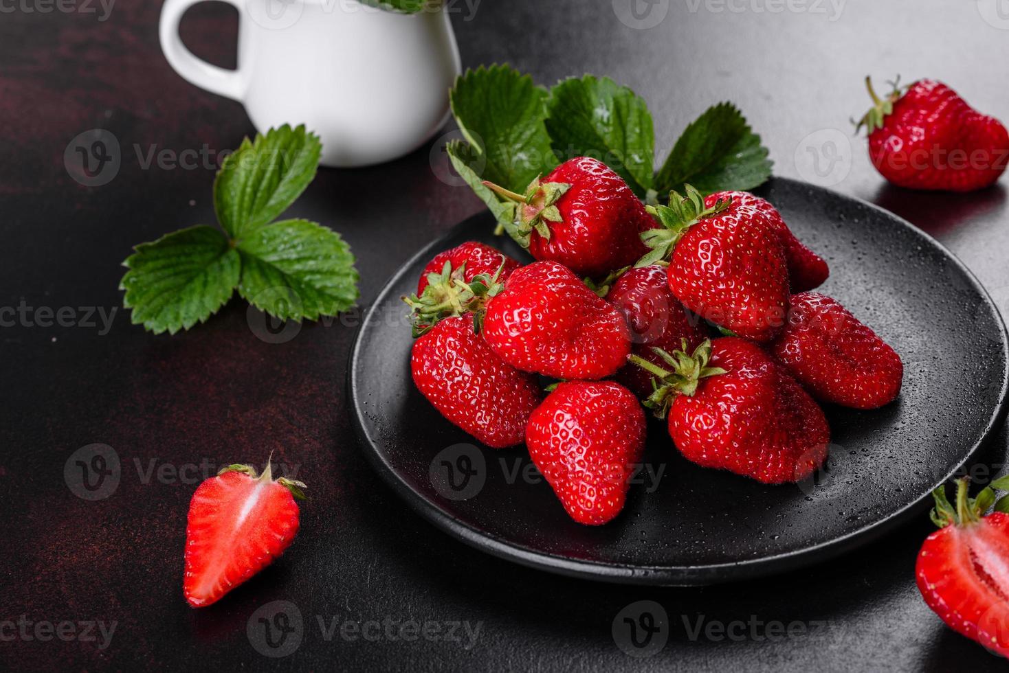 Hermosas fresas frescas jugosas en la superficie de hormigón foto