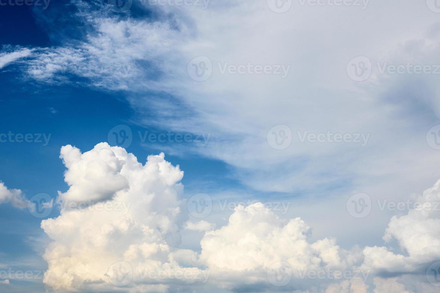 hermosas nubes blancas contra el fondo del cielo foto