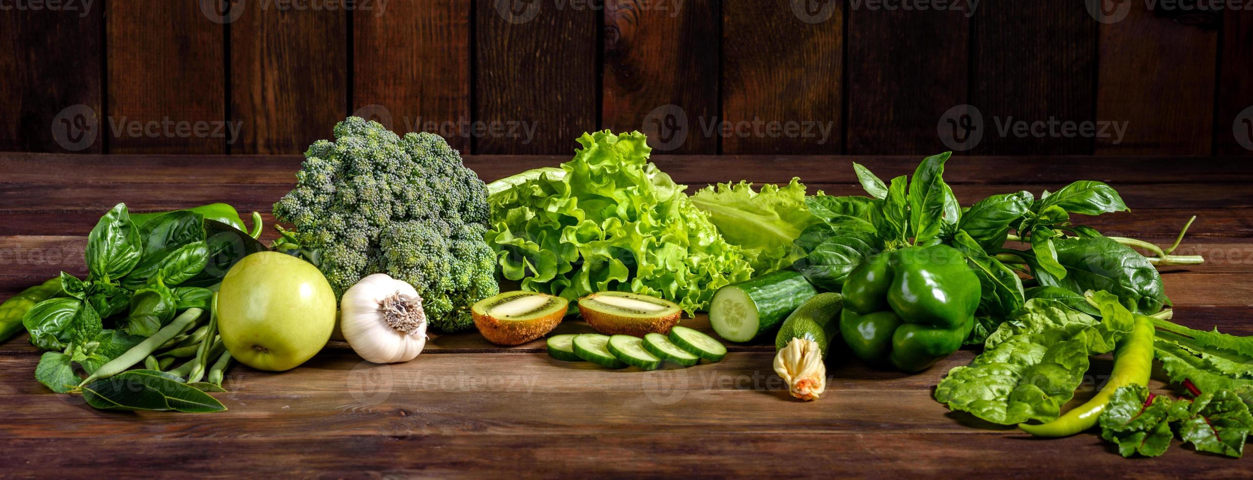 Composición de verduras, especias y hierbas verdes brillantes y jugosas. foto