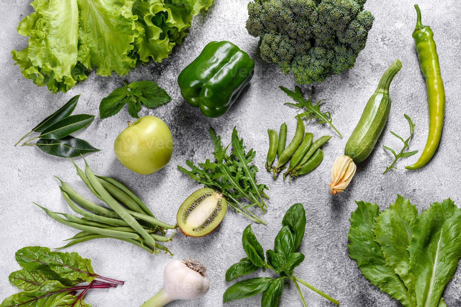 Composición de verduras, especias y hierbas verdes brillantes y jugosas. foto