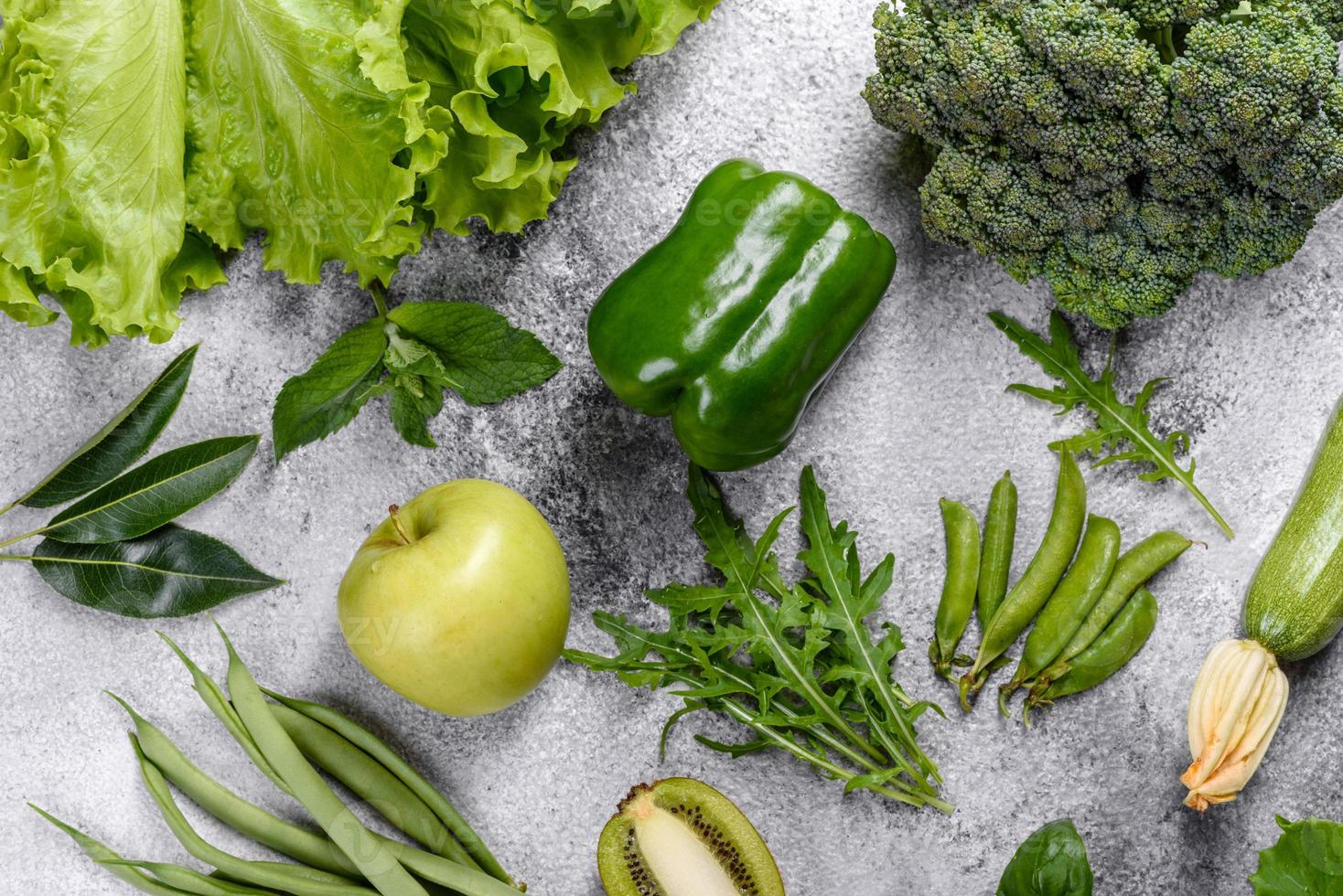 Composición de verduras, especias y hierbas verdes brillantes y jugosas. foto