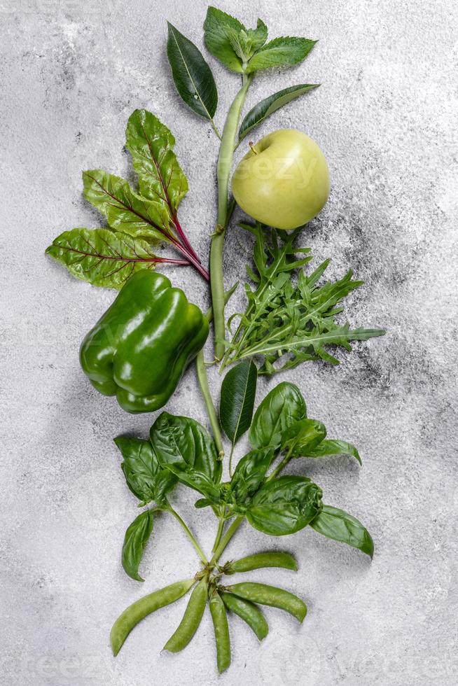 Composición de verduras, especias y hierbas verdes brillantes y jugosas. foto