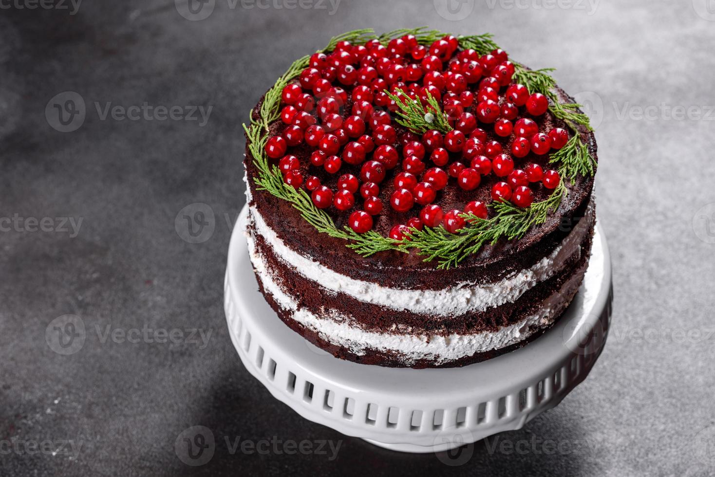 hermoso y delicioso pastel con frutos rojos brillantes foto