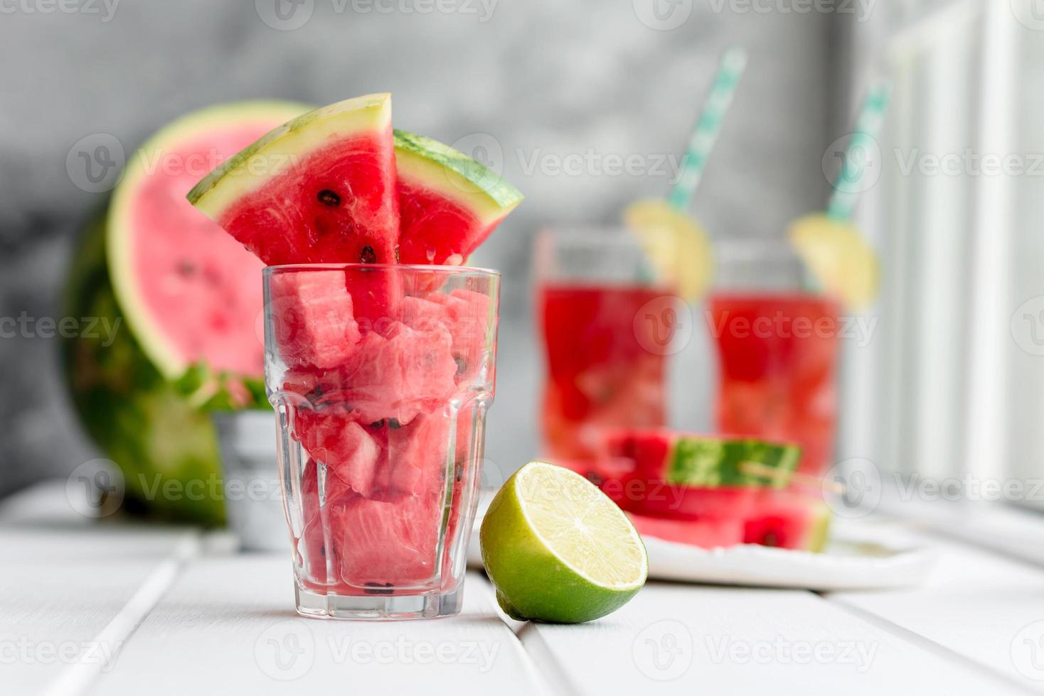 deliciosa sandía fresca en rodajas con menta y jugo de sandía foto