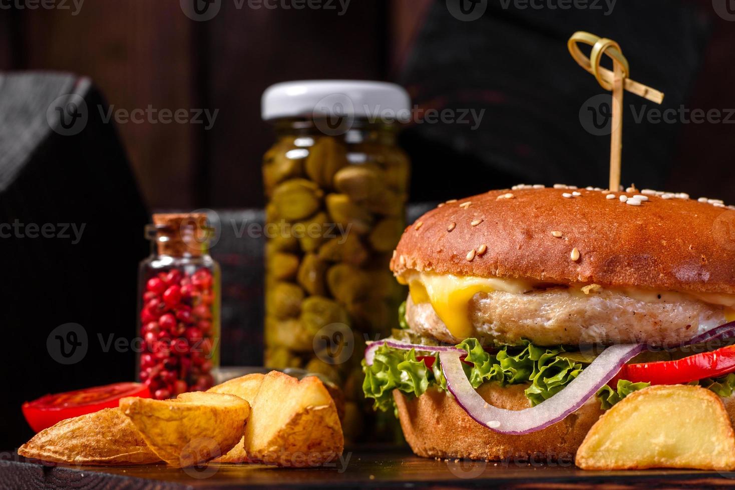 Deliciosa hamburguesa casera fresca en una mesa de madera foto