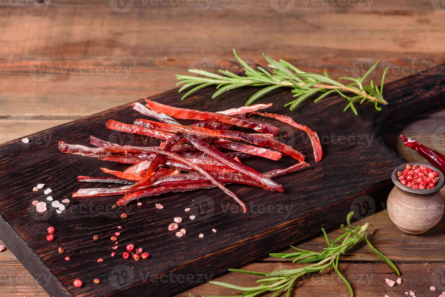 Pescado ahumado salado en rodajas con rodajas para aperitivo con cerveza foto