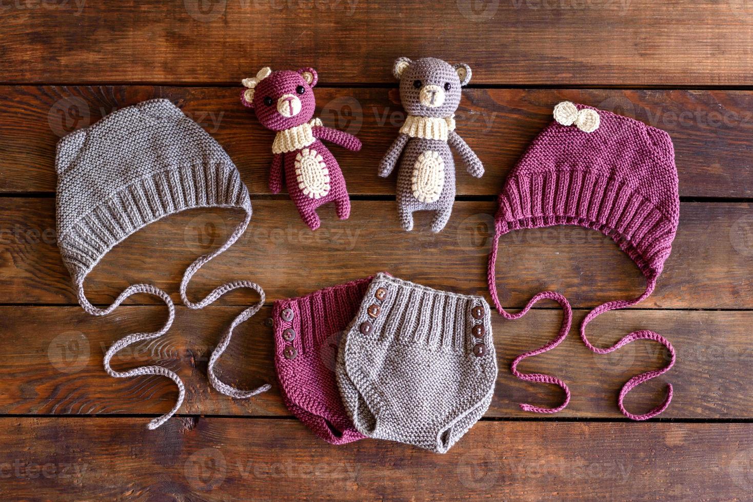 hermosos peluches, gorros y pantalones cortos tejidos para bebés foto