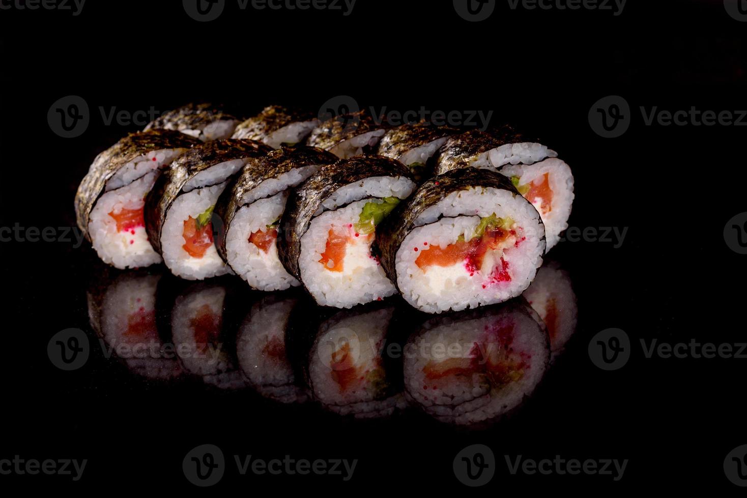 Rollos de sushi frescos preparados con las mejores variedades de pescados y mariscos. foto