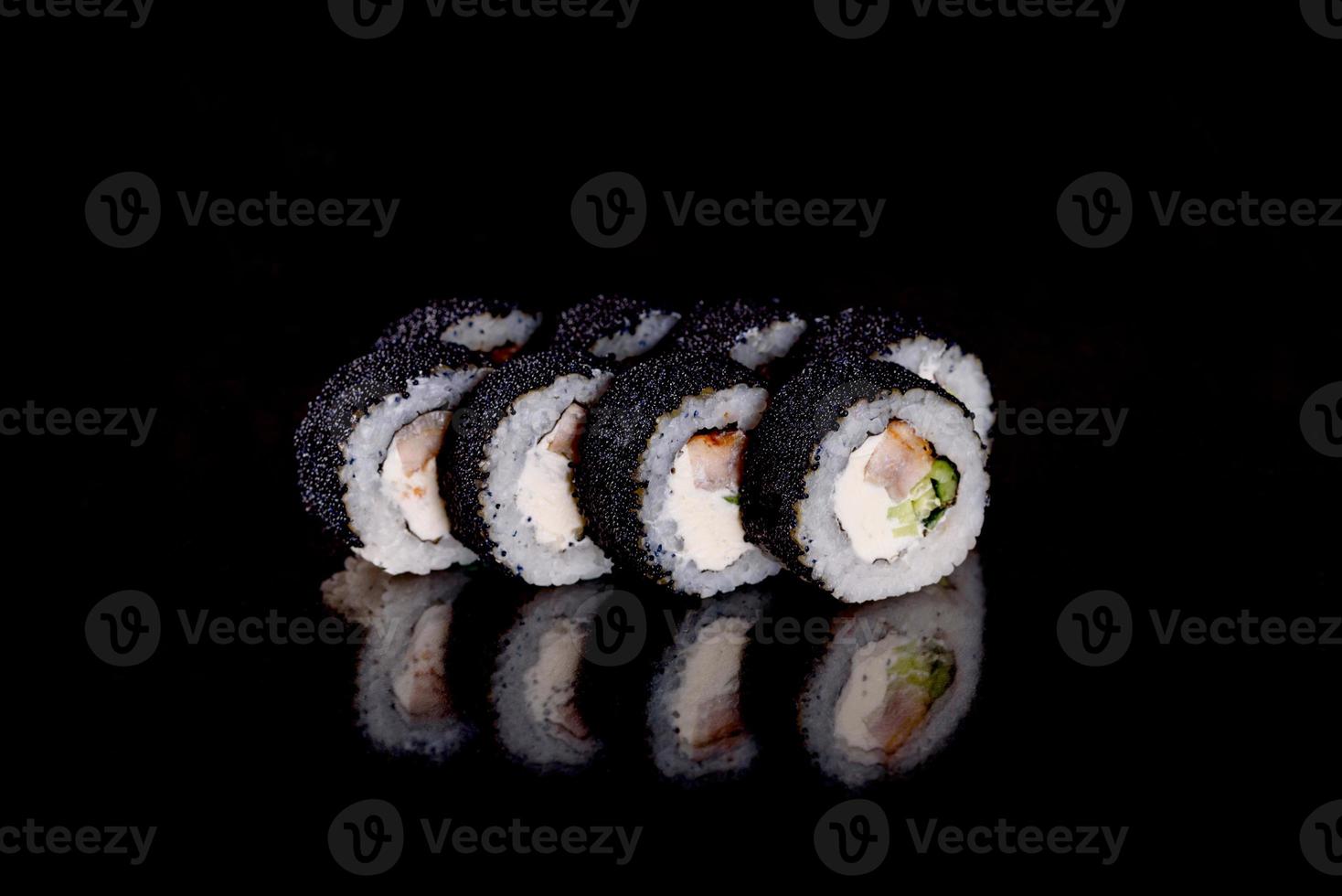 Rollos de sushi frescos preparados con las mejores variedades de pescados y mariscos. foto