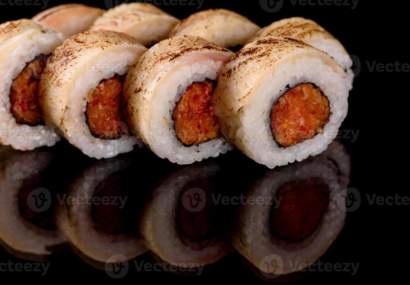 Rollos de sushi frescos preparados con las mejores variedades de pescados y mariscos. foto