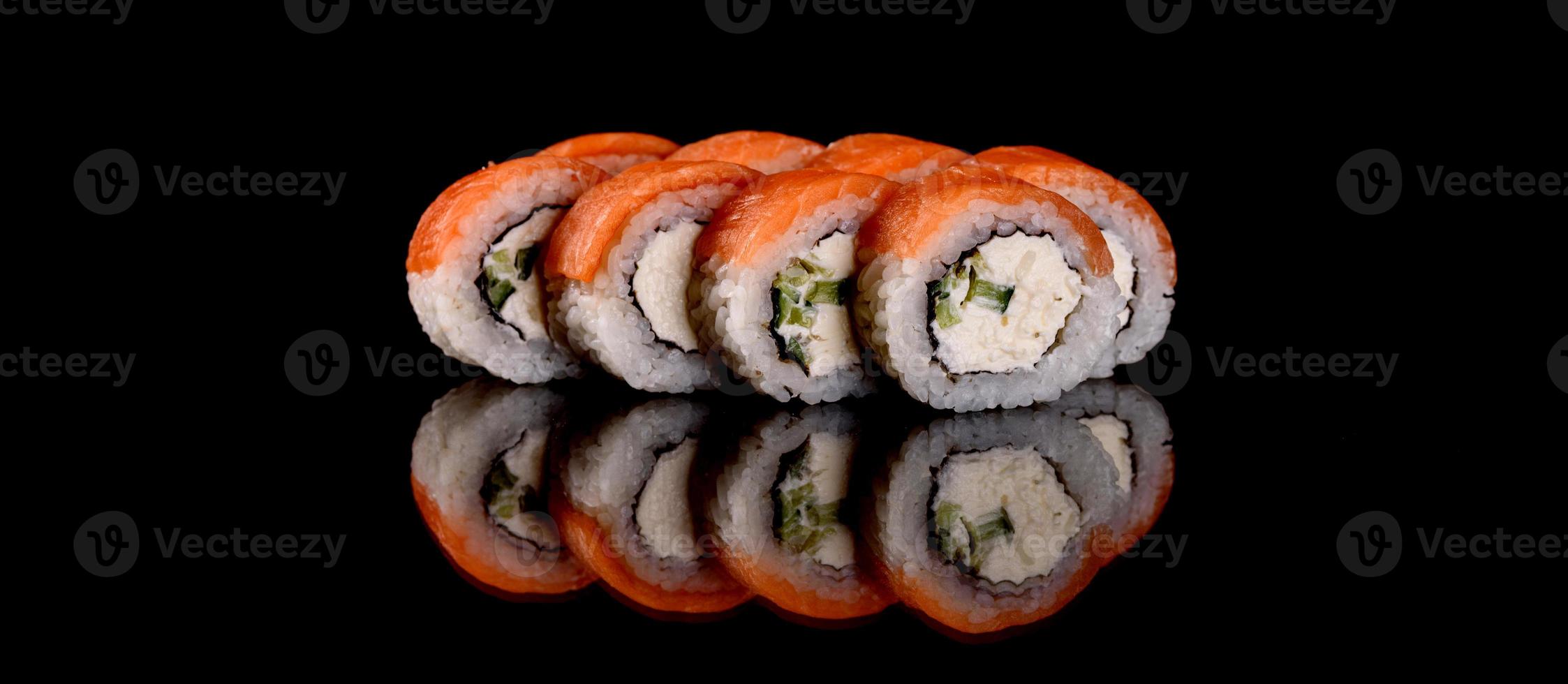 Rollos de sushi frescos preparados con las mejores variedades de pescados y mariscos. foto