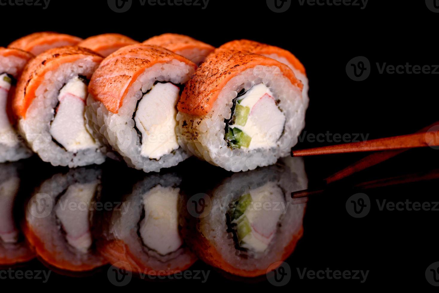 Rollos de sushi frescos preparados con las mejores variedades de pescados y mariscos. foto