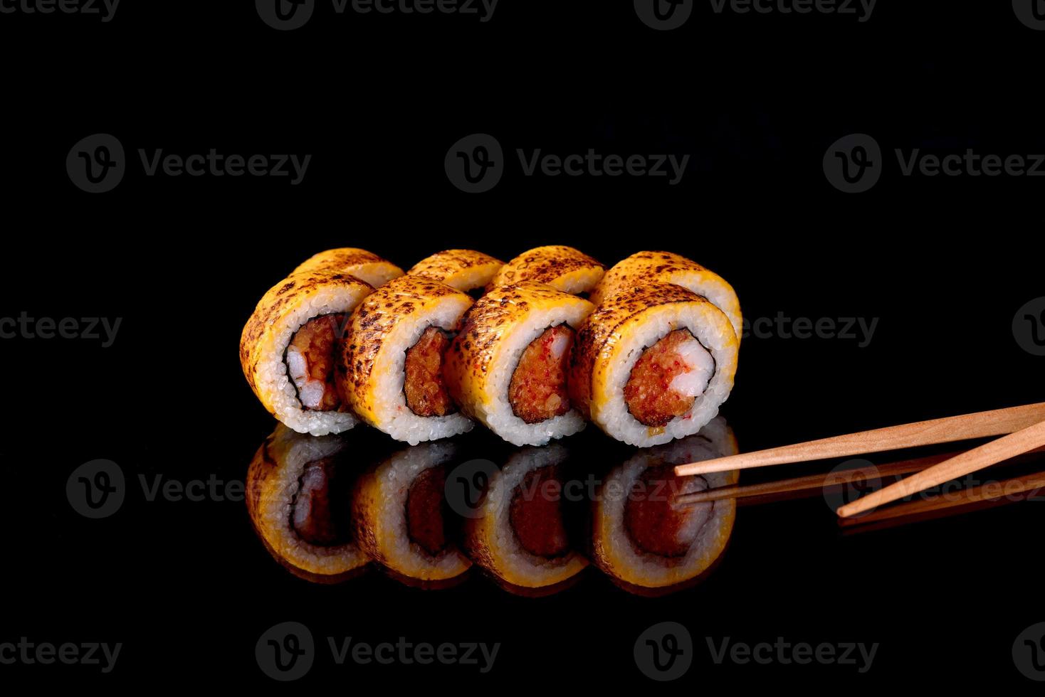 Rollos de sushi frescos preparados con las mejores variedades de pescados y mariscos. foto