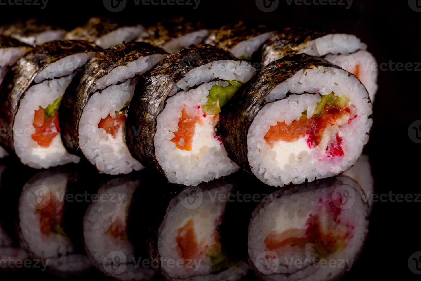 Rollos de sushi frescos preparados con las mejores variedades de pescados y mariscos. foto