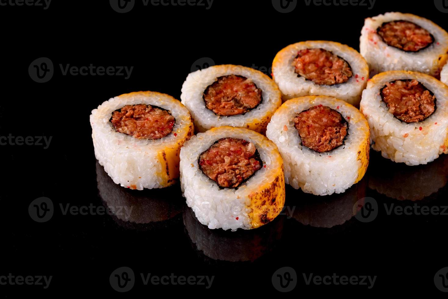 Rollos de sushi frescos preparados con las mejores variedades de pescados y mariscos. foto