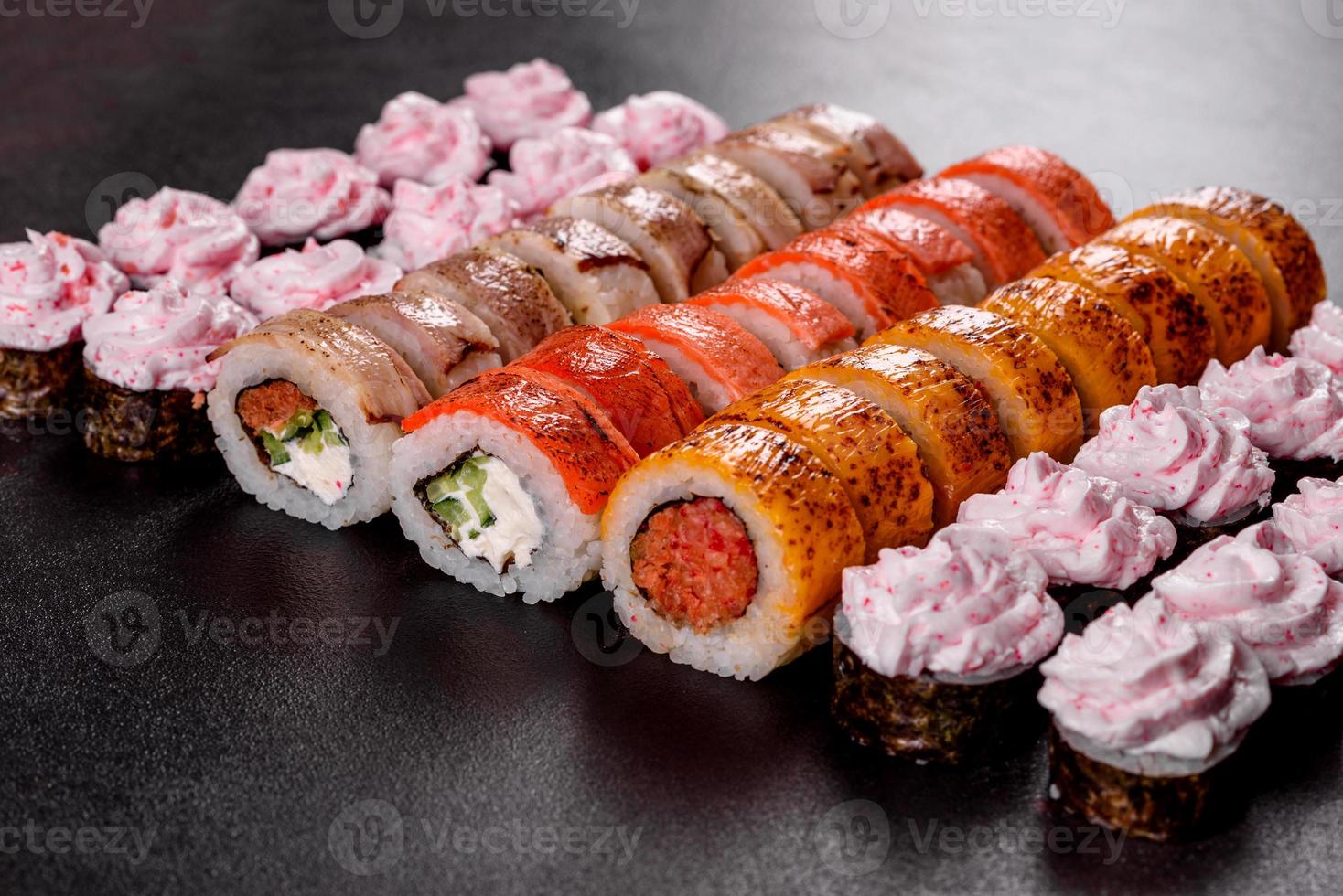 Rollos de sushi frescos preparados con las mejores variedades de pescados y mariscos. foto