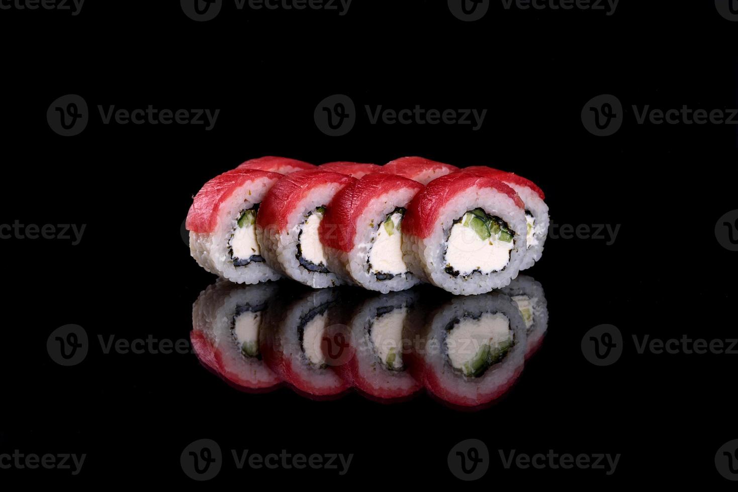 Rollos de sushi hermosos y deliciosos frescos sobre un fondo oscuro foto