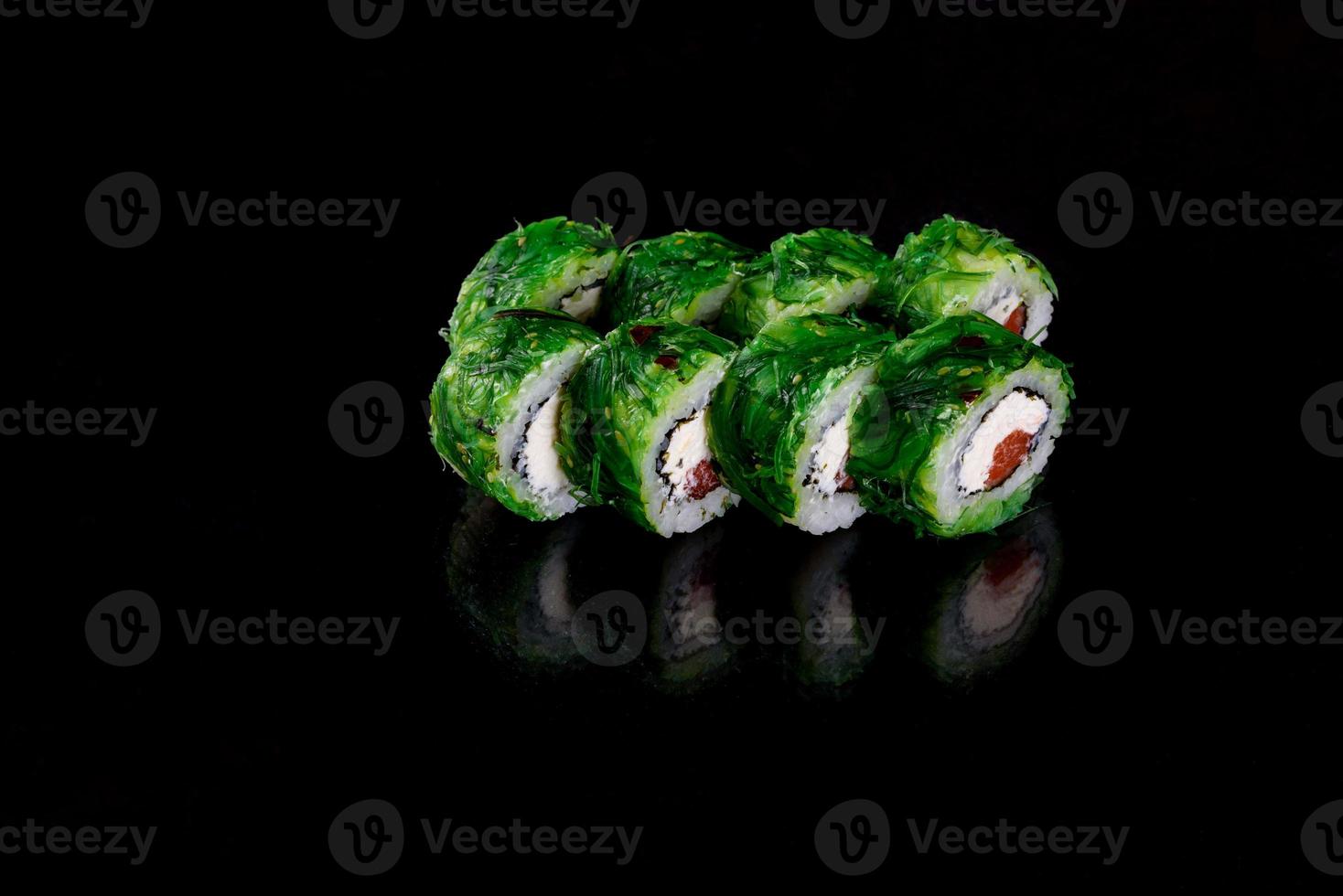 Rollos de sushi hermosos y deliciosos frescos sobre un fondo oscuro foto