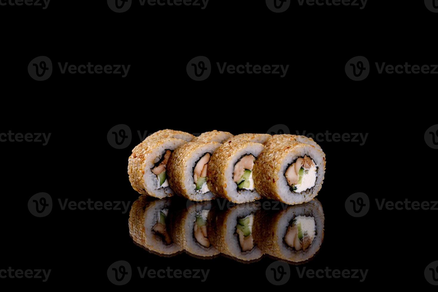 Rollos de sushi hermosos y deliciosos frescos sobre un fondo oscuro foto