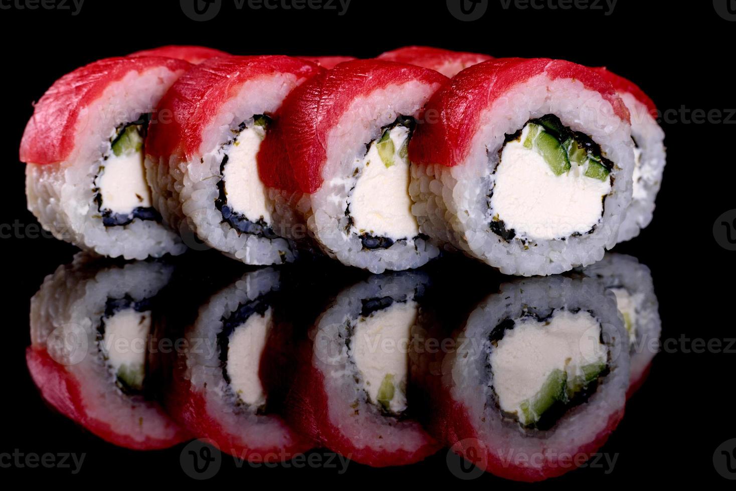 Rollos de sushi hermosos y deliciosos frescos sobre un fondo oscuro foto