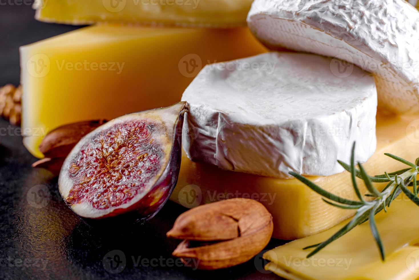 delicioso y delicioso queso camembert, parmesano, brie foto