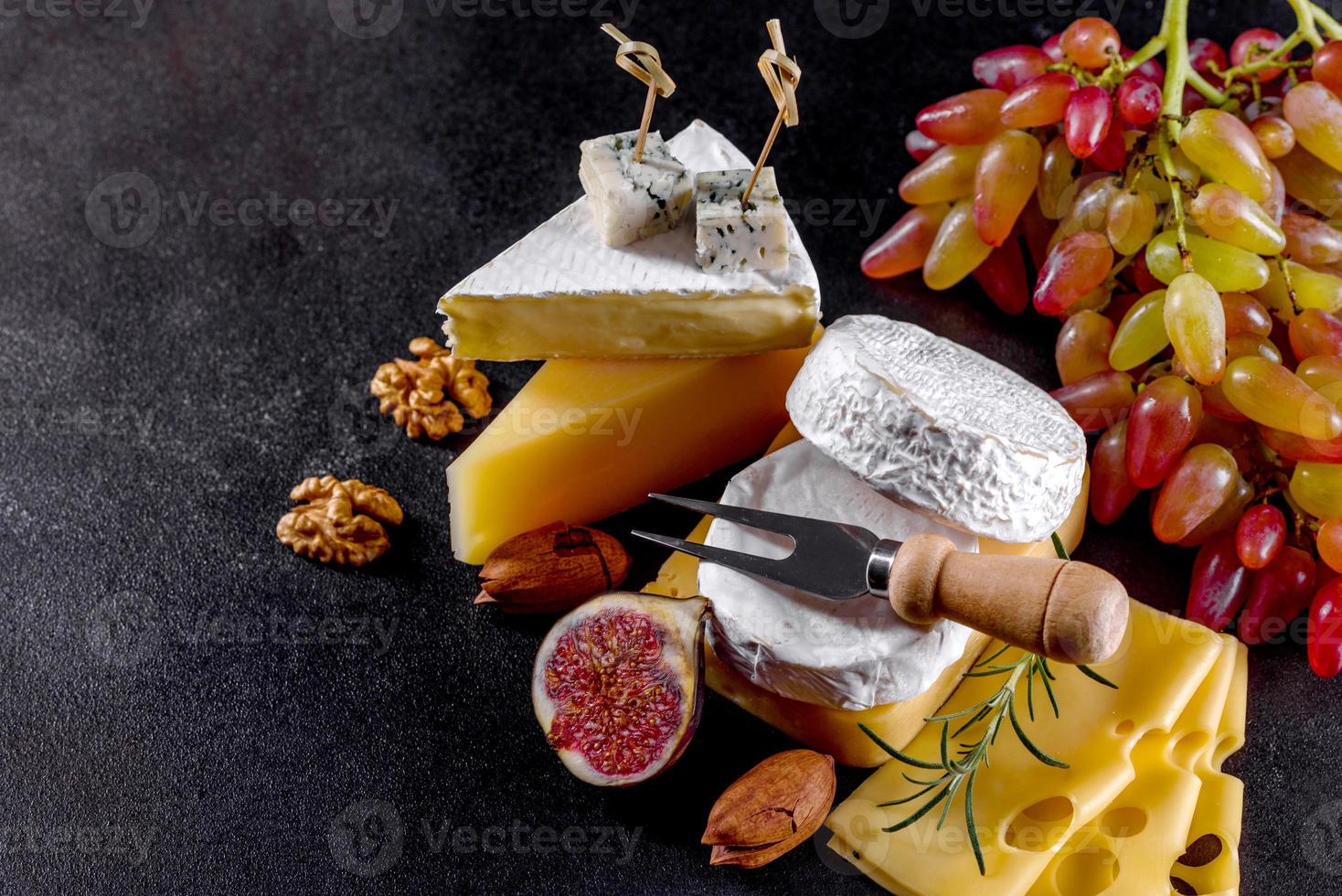 delicioso y delicioso queso camembert, parmesano, brie foto