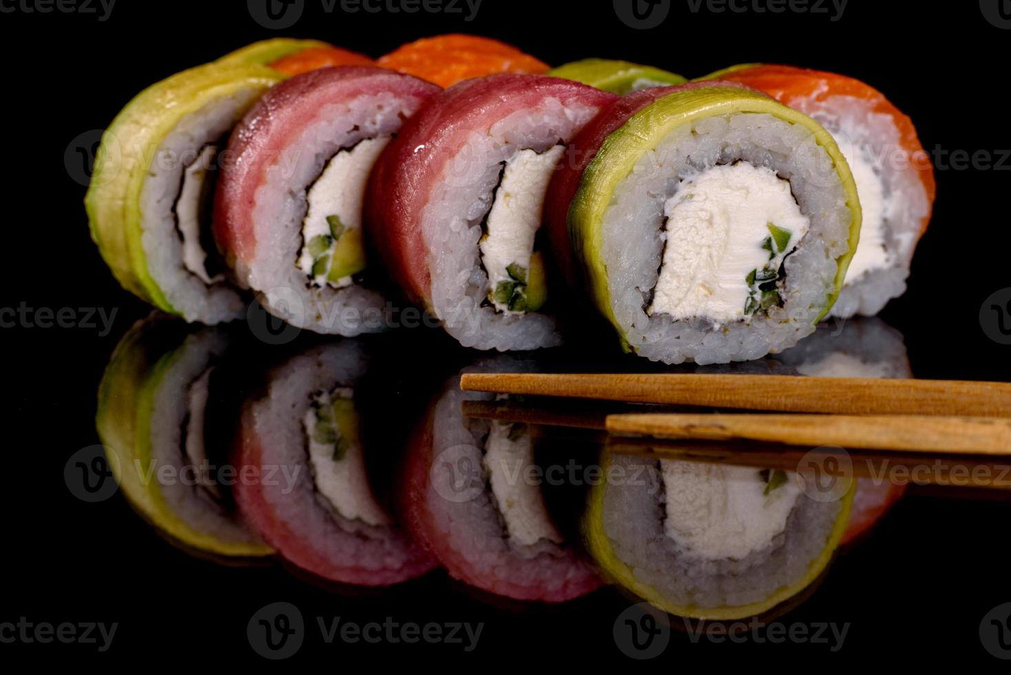 Rollos de sushi hermosos y deliciosos frescos sobre un fondo oscuro foto