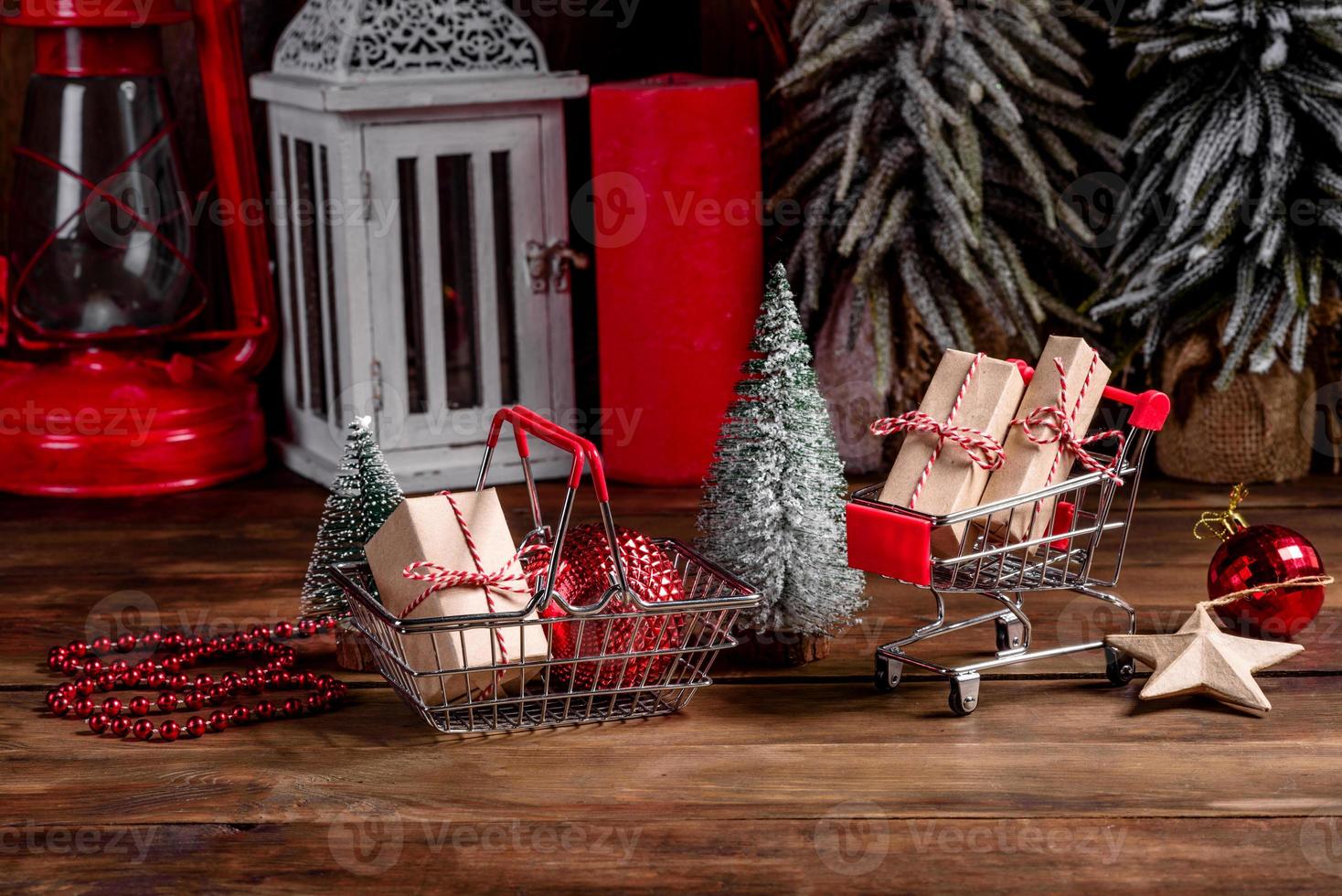 carrito de compras con regalos navideños y regalos navideños. foto