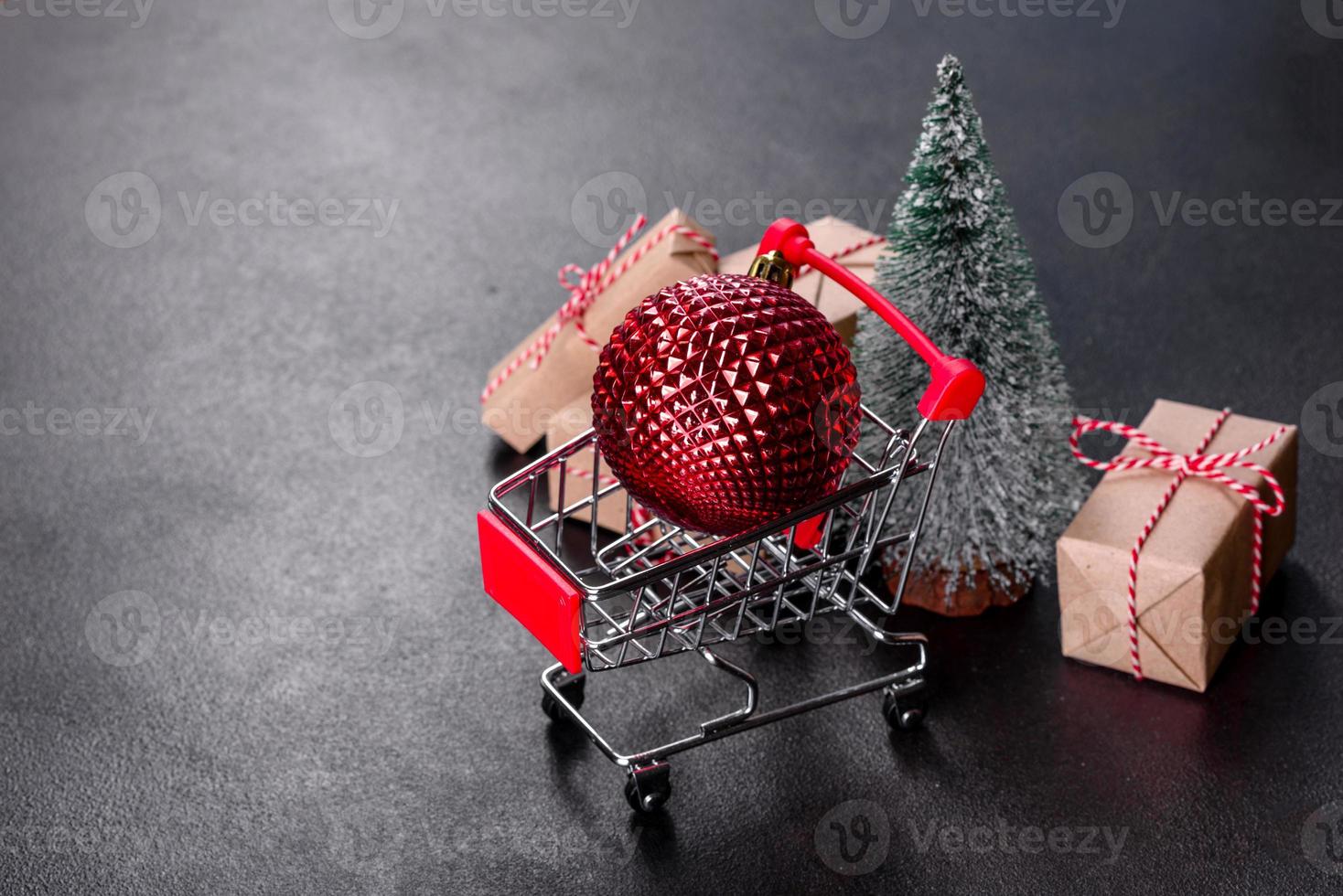 carrito de compras con regalos navideños y regalos navideños. foto