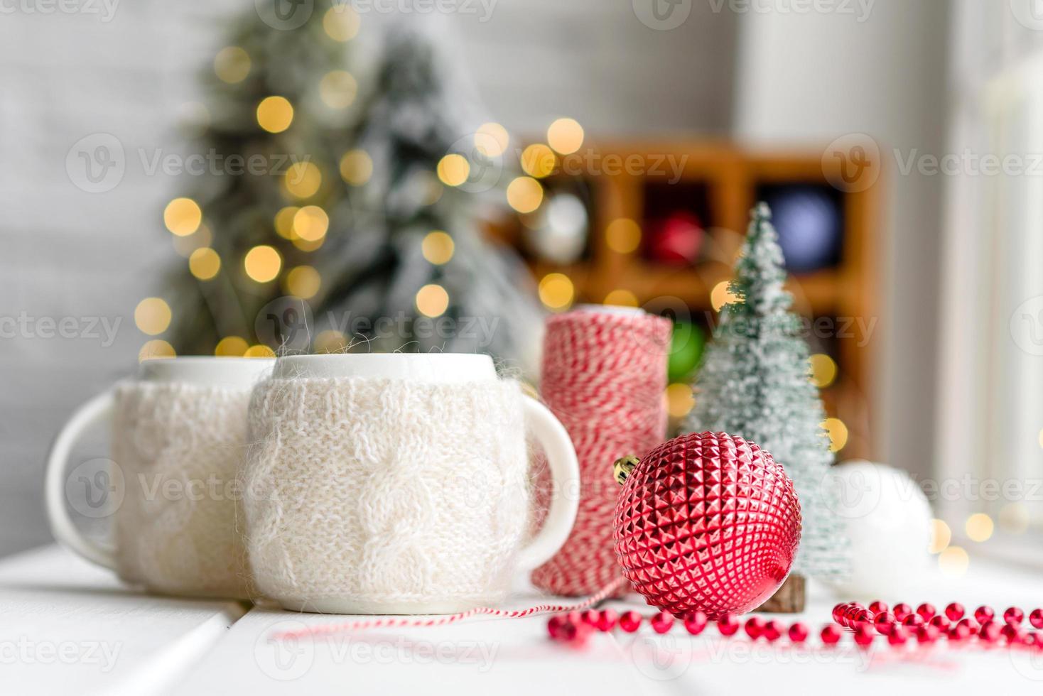 Hermosas decoraciones navideñas multicolores sobre una mesa de madera clara foto