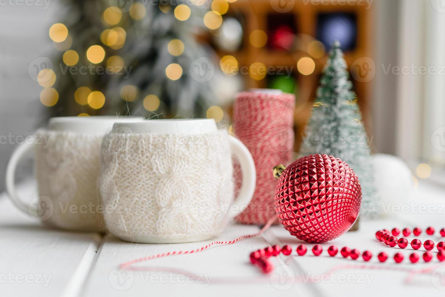 Hermosas decoraciones navideñas multicolores sobre una mesa de madera clara foto