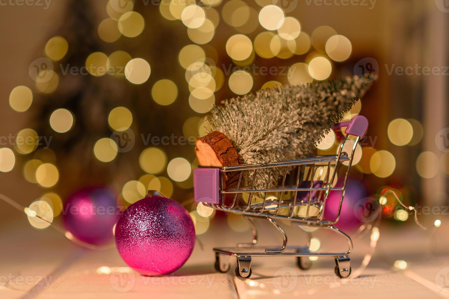 carro de compras con regalos y regalos de Navidad. compras de Navidad foto