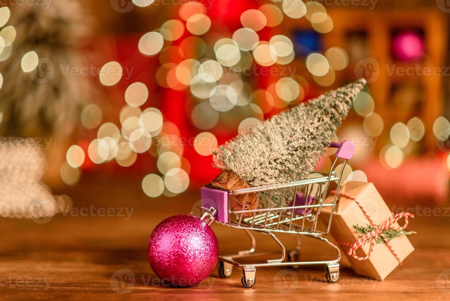 carro de compras con regalos y regalos de Navidad. compras de Navidad foto