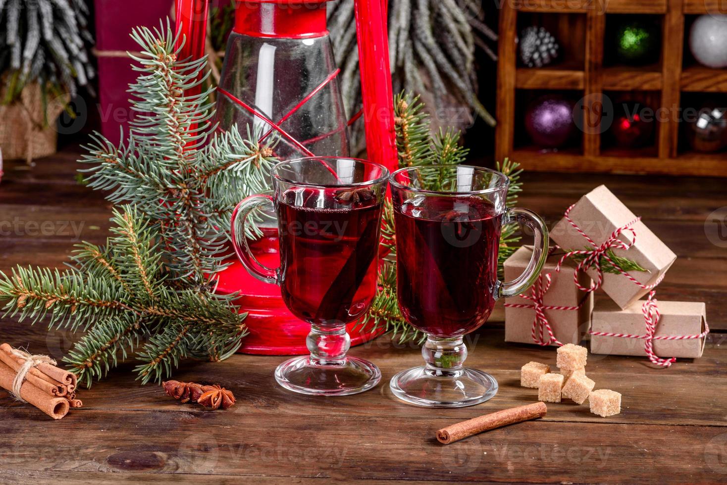 Vino caliente con especias para invierno y navidad con diversas especias. foto