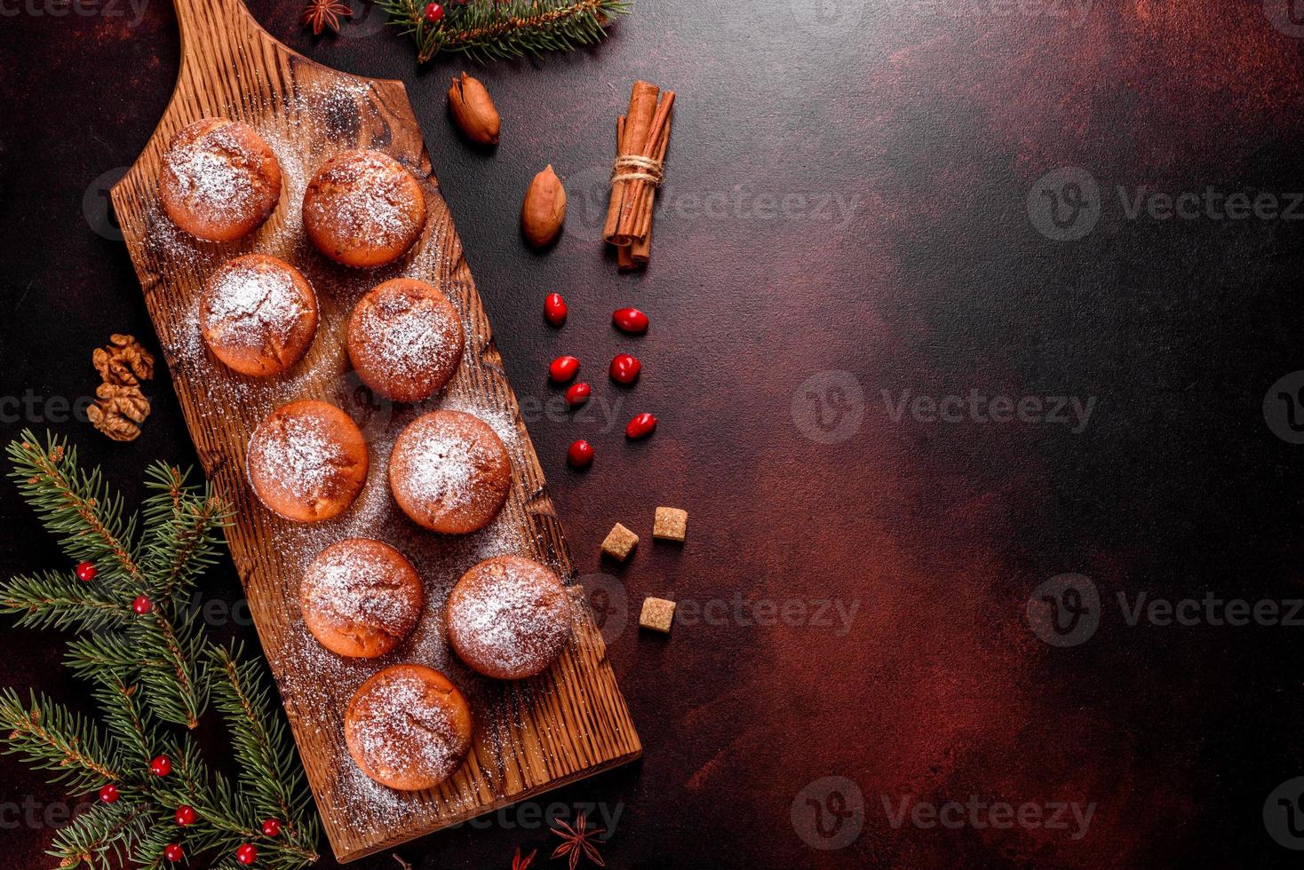 Hermosos deliciosos muffins de cacao fresco en la mesa navideña foto