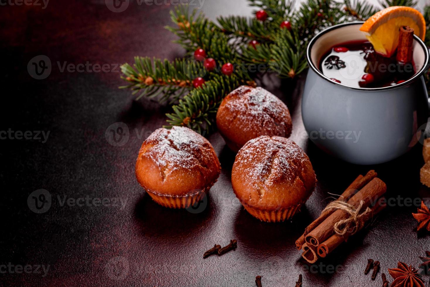 Hermosos deliciosos muffins de cacao fresco en la mesa navideña foto