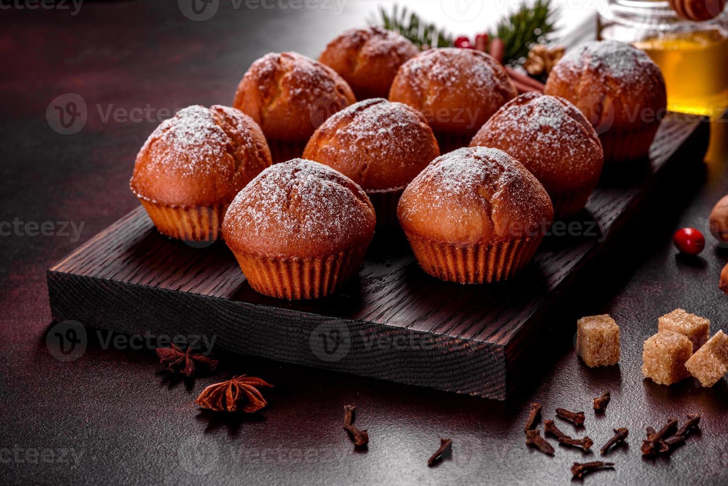 Hermosos deliciosos muffins de cacao fresco en la mesa navideña foto