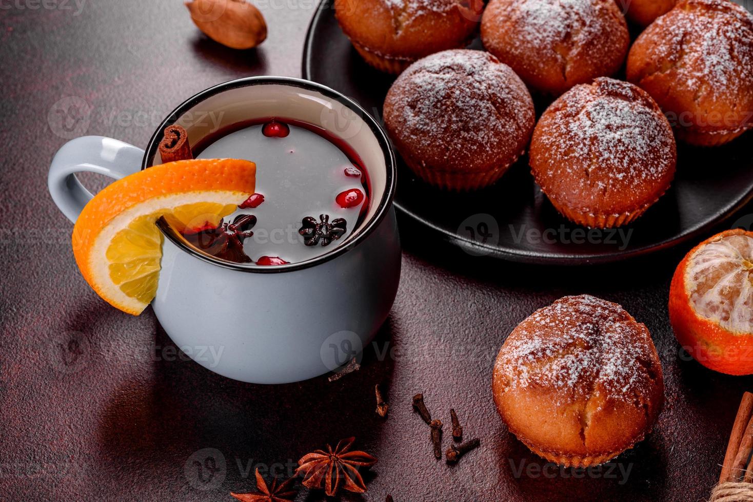 Hermosos deliciosos muffins de cacao fresco en la mesa navideña foto