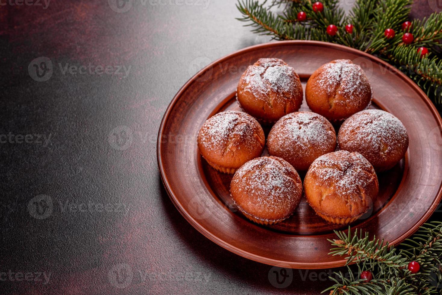 Hermosos deliciosos muffins de cacao fresco en la mesa navideña foto