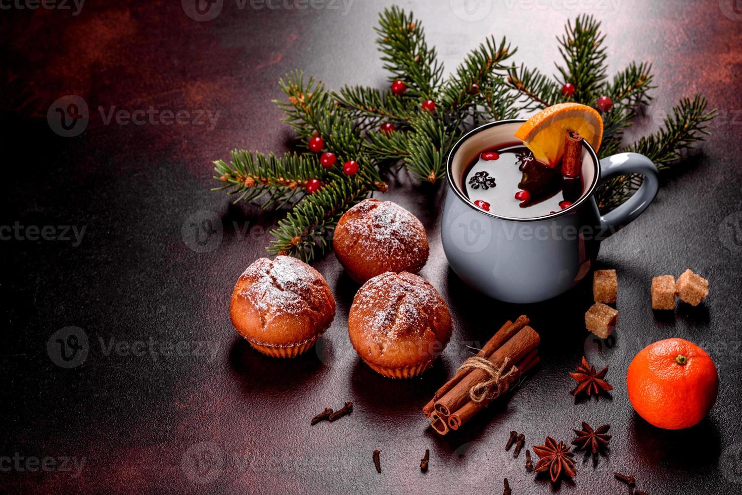 Hermosos deliciosos muffins de cacao fresco en la mesa navideña foto