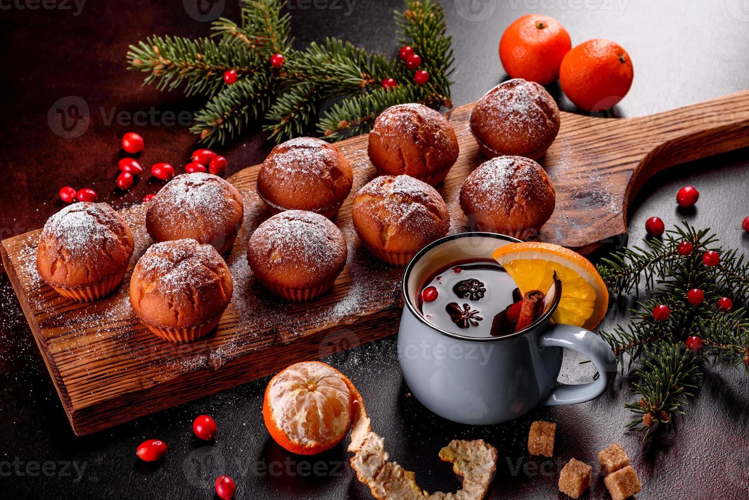 Hermosos deliciosos muffins de cacao fresco en la mesa navideña foto