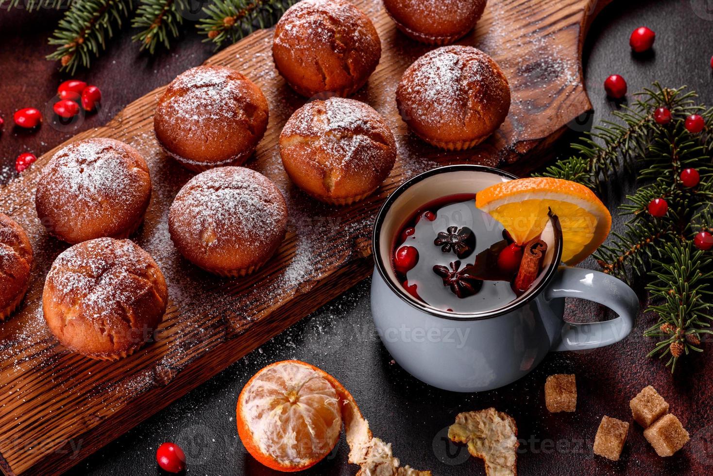 Hermosos deliciosos muffins de cacao fresco en la mesa navideña foto