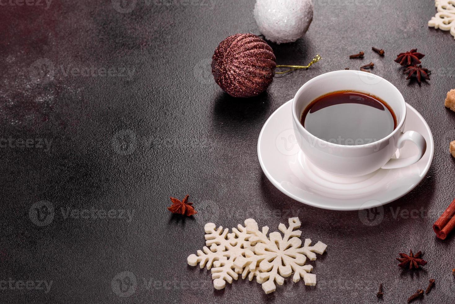 una taza de café fuerte en la mesa navideña foto