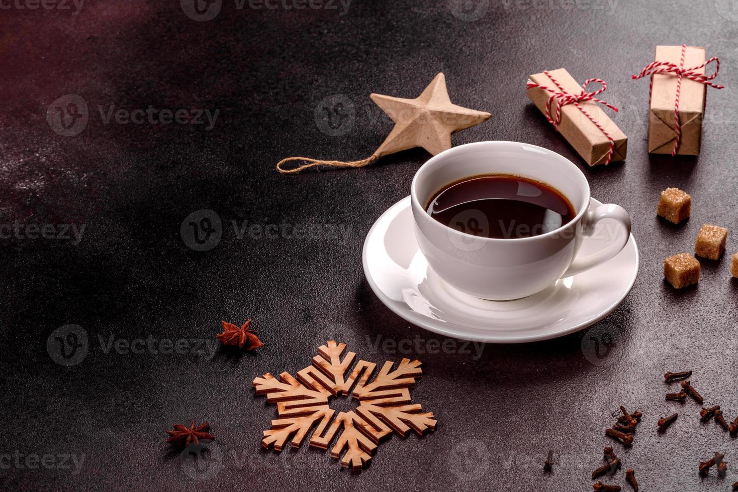 una taza de café fuerte en la mesa navideña foto