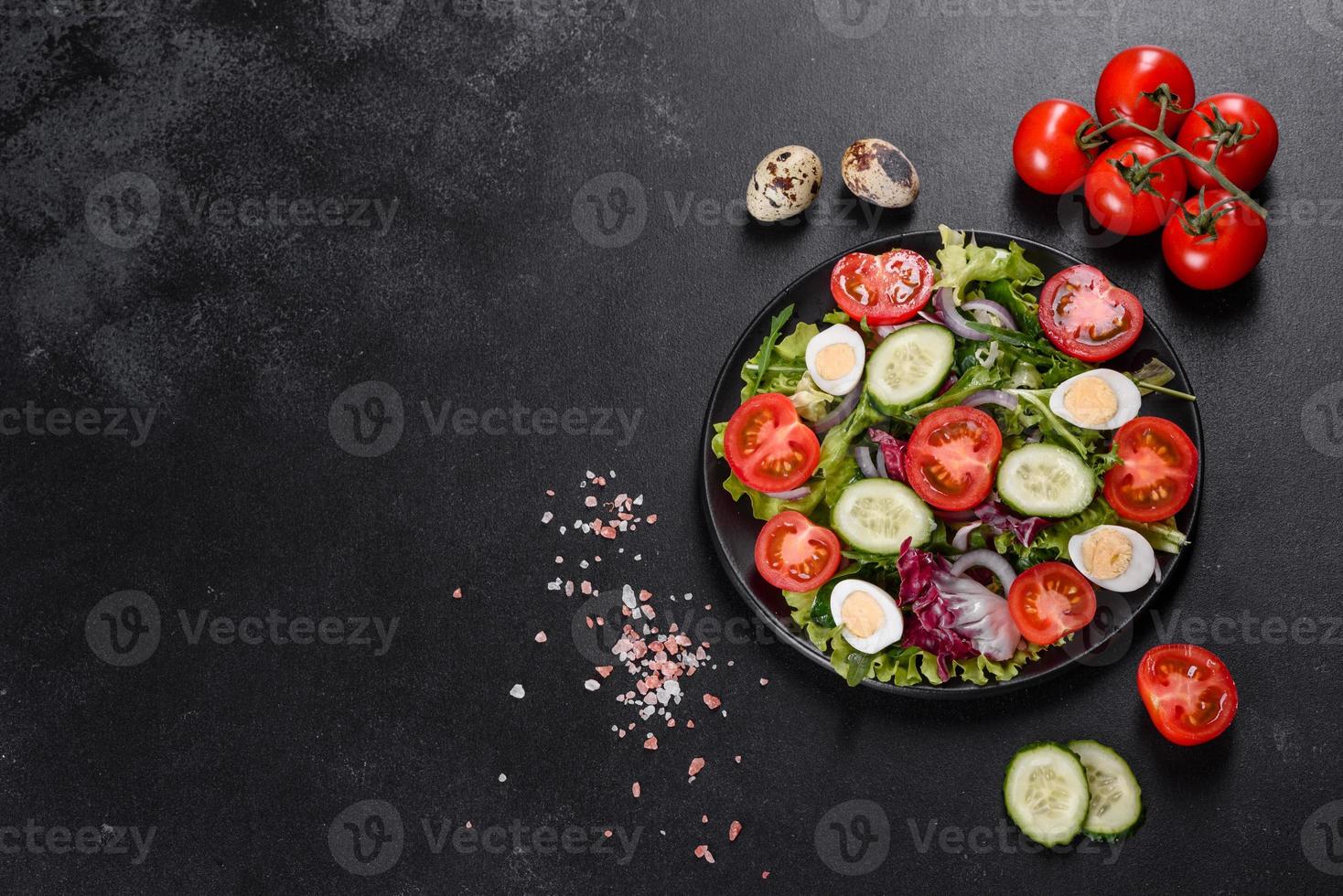 Ensalada vegetariana deliciosa fresca de verduras picadas en un plato foto