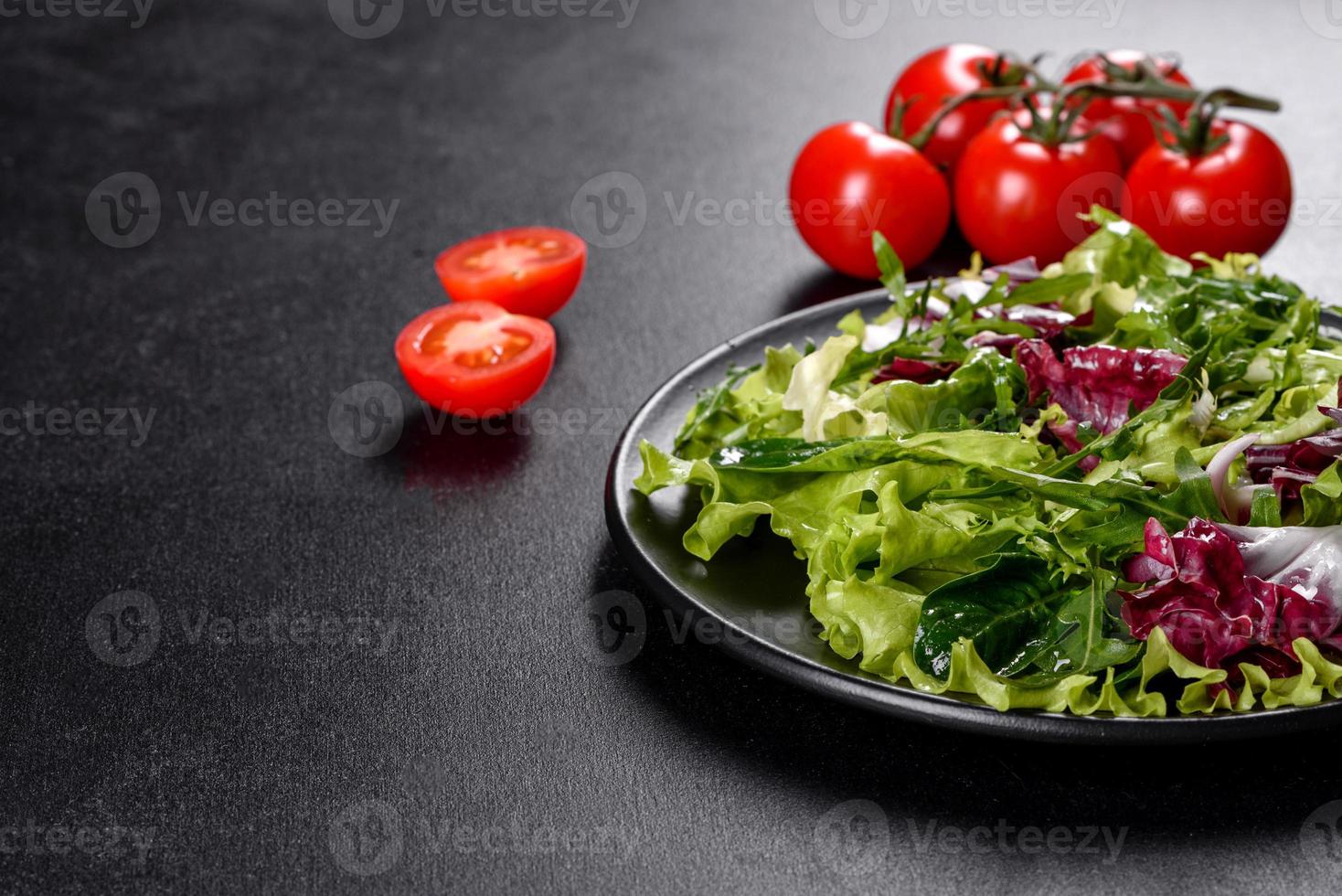 Ensalada vegetariana deliciosa fresca de verduras picadas en un plato foto