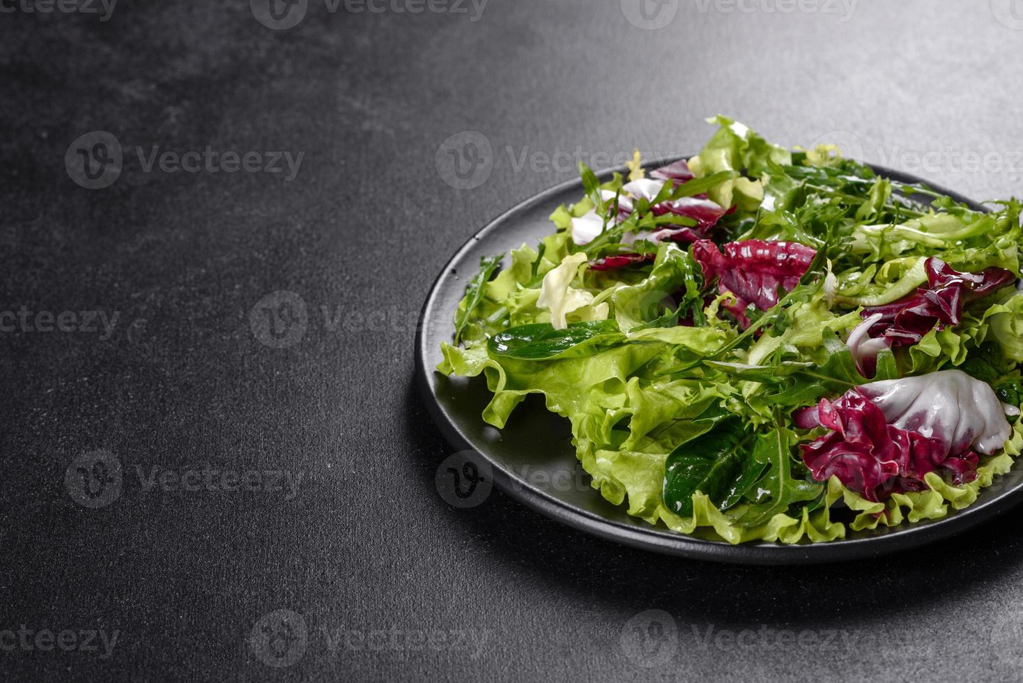 Ensalada vegetariana deliciosa fresca de verduras picadas en un plato foto