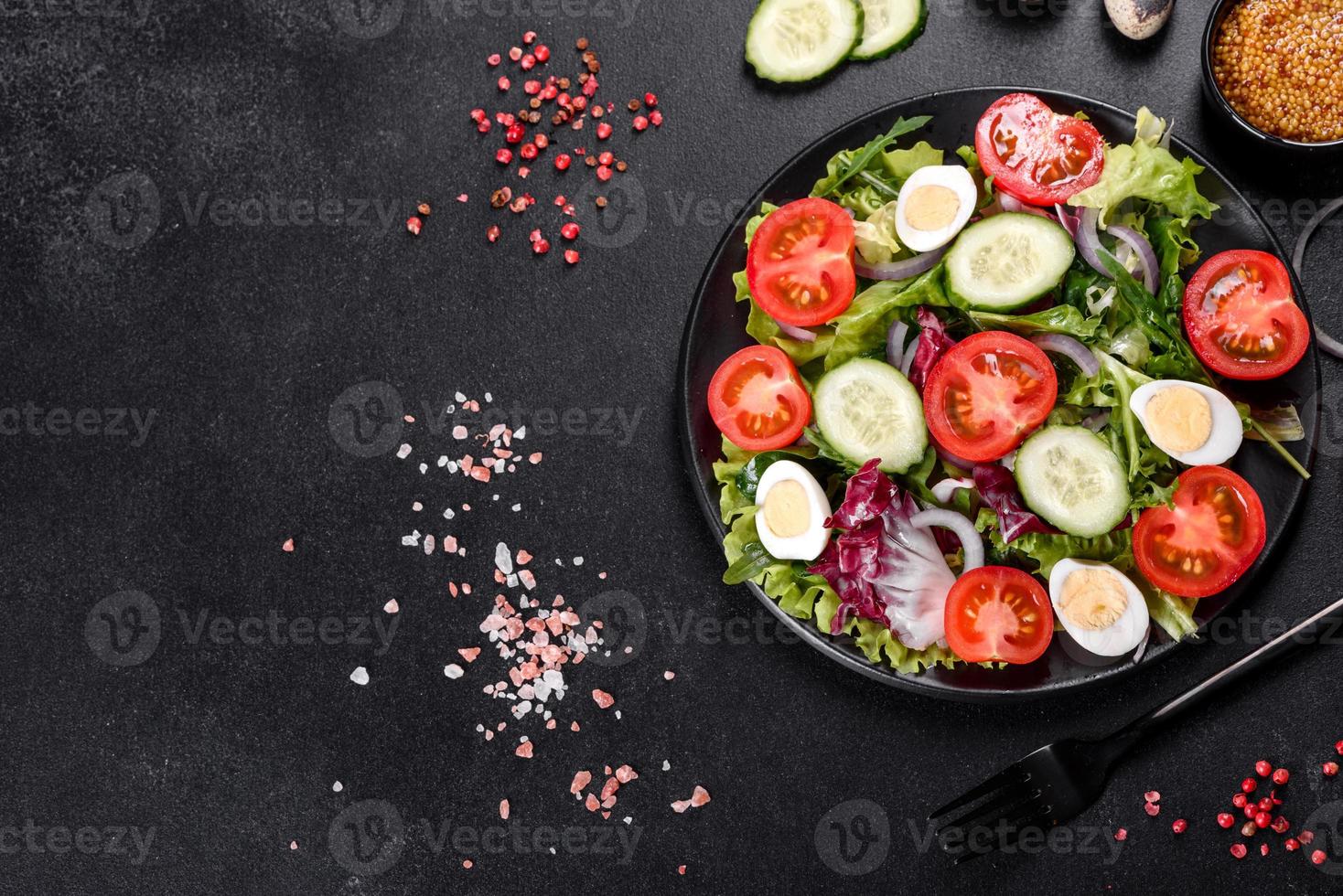 Ensalada vegetariana deliciosa fresca de verduras picadas en un plato foto