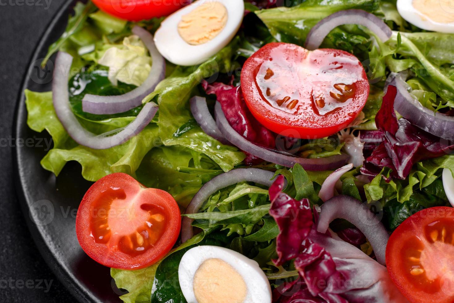 Ensalada vegetariana deliciosa fresca de verduras picadas en un plato foto