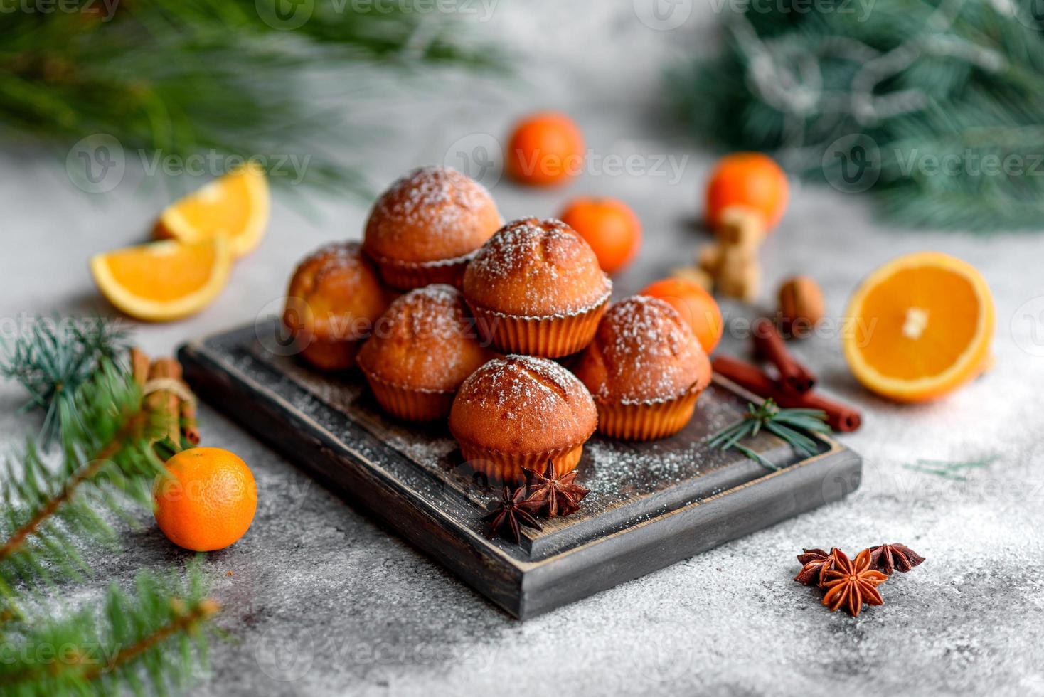 Hermosos deliciosos muffins de cacao fresco en la mesa navideña foto